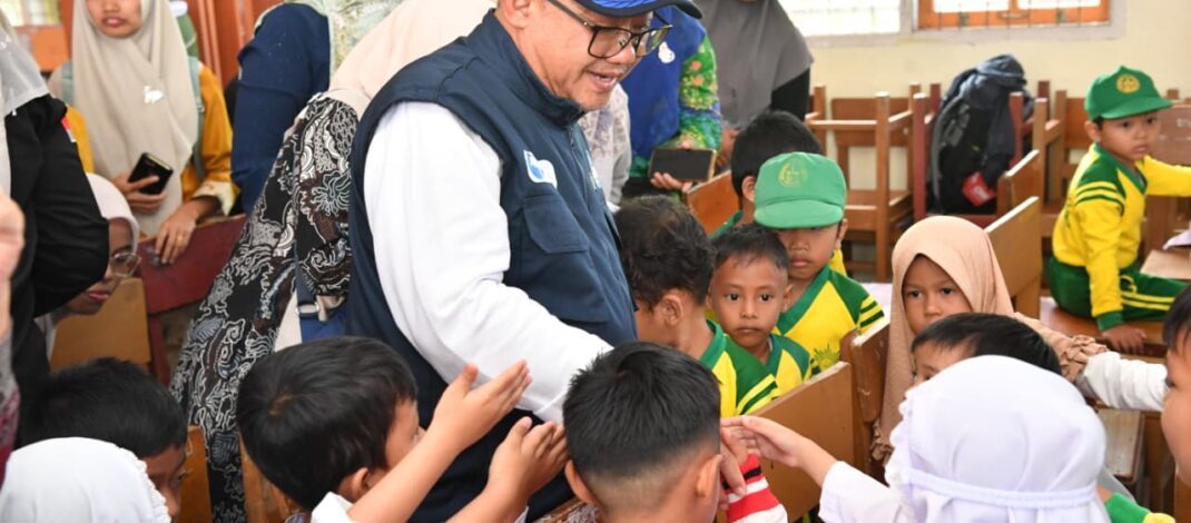 Momen Mendikdasmen Bersama Murid PAUD di Kelas Psikososial Terdampak Banjir di Kabupaten Agam