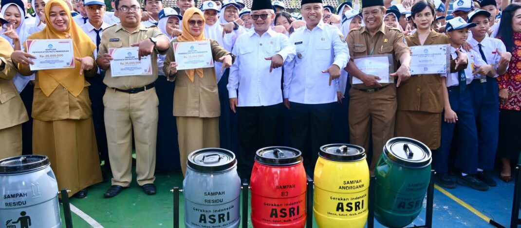 Hari Pertama Masuk Sekolah Mendikdasmen Ajak Murid dan Guru Wujudkan Gerakan Indonesia ASRI di Depok