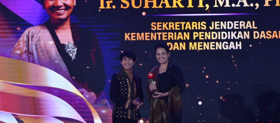 Sesjen Kemendikdasmen Raih Indonesia Leading Woman Awards Bidang Public Sector